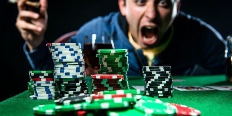 Tilt trong poker là một trạng thái tâm lý khi người chơi mất kiểm soát cảm xúc